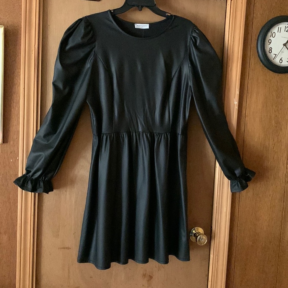 Black puff shoulders long sleeve short dress 98% Poly 4% spandex sz 1X(boutique)